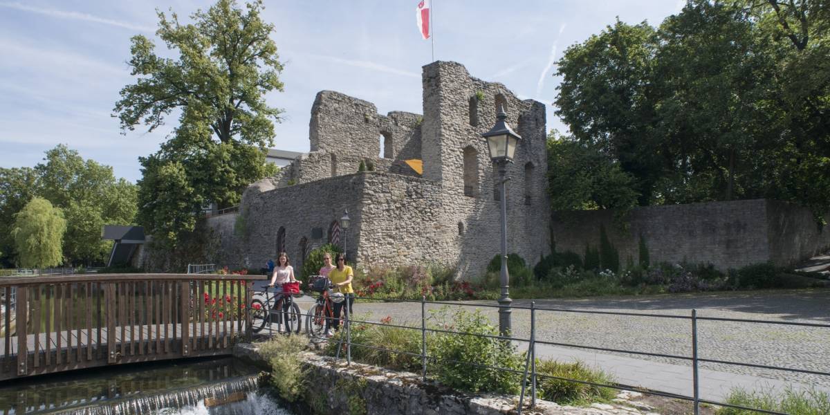 Radfahrer vor der Burgruine Bad Lippspringe © Touristikzentrale Paderborner Land / Reinhard Rohlf